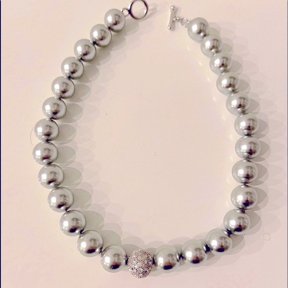 17” long gray Pearl neckless